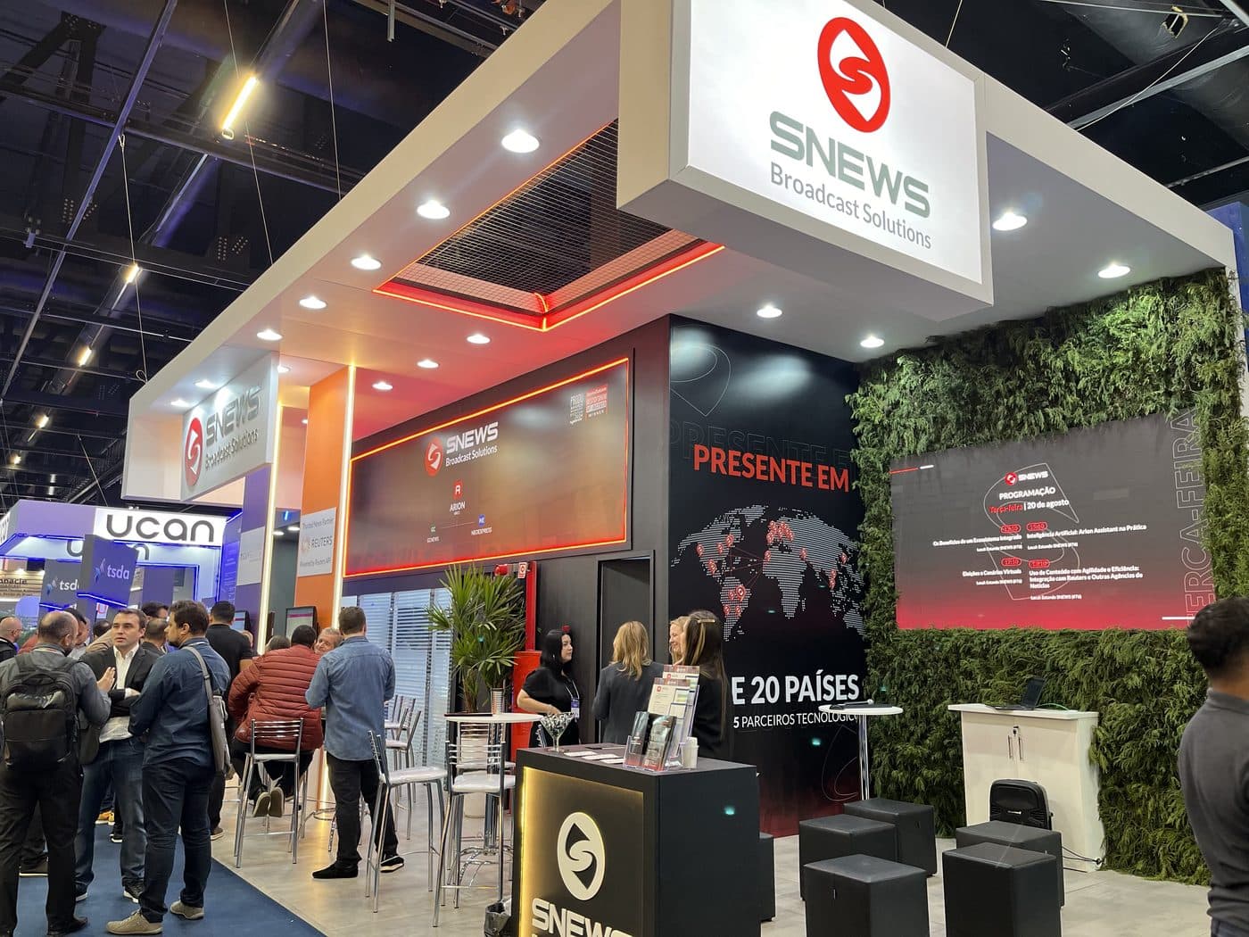 Stand da SNEWS Broadcast Solutions com painéis de LED perimetrais e jardim vertical